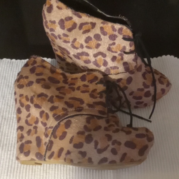 Womens lace up Leopard Booties - Picture 3 of 10
